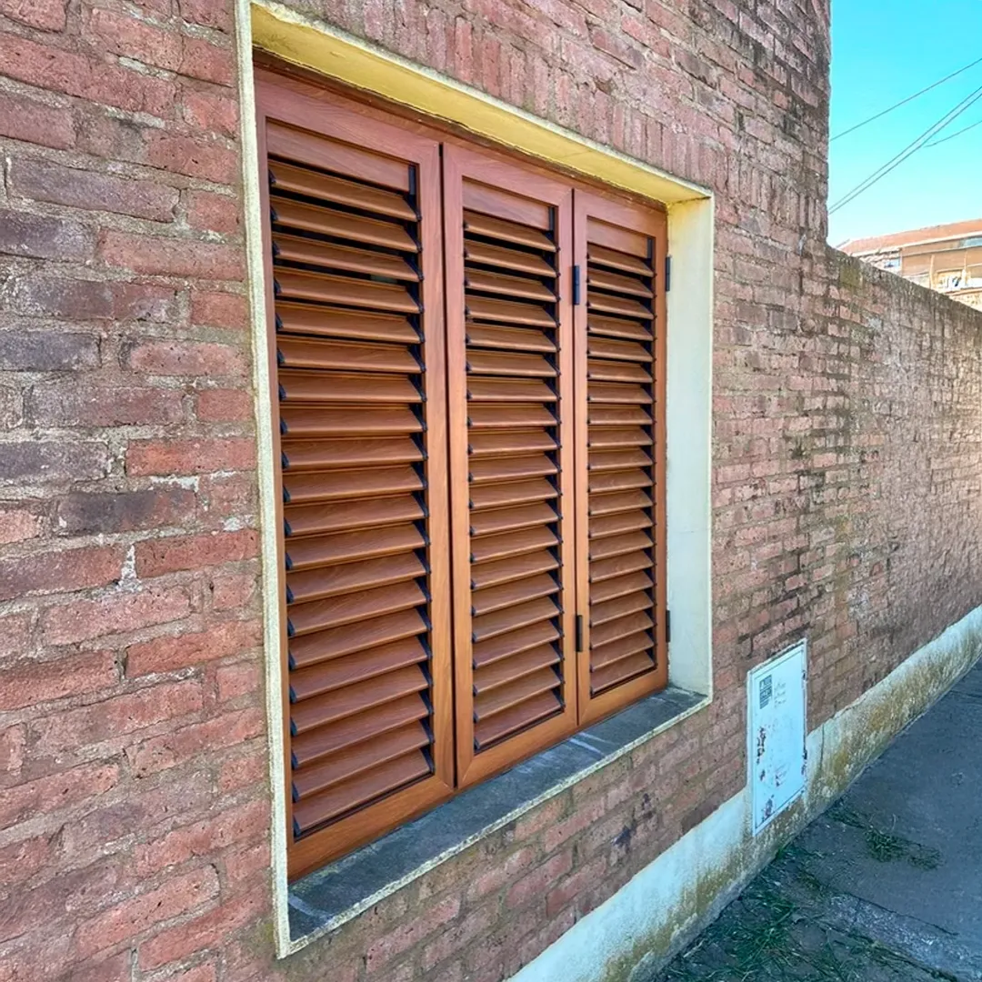 Celosía para ventana de tres hojas de madera