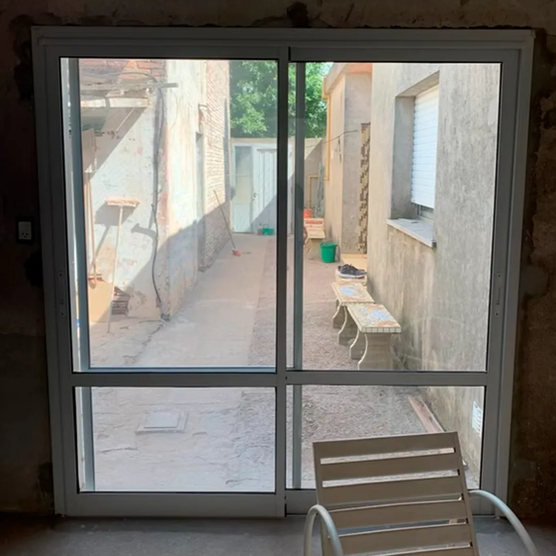 Puerta ventana corrediza con travesaño horizonal