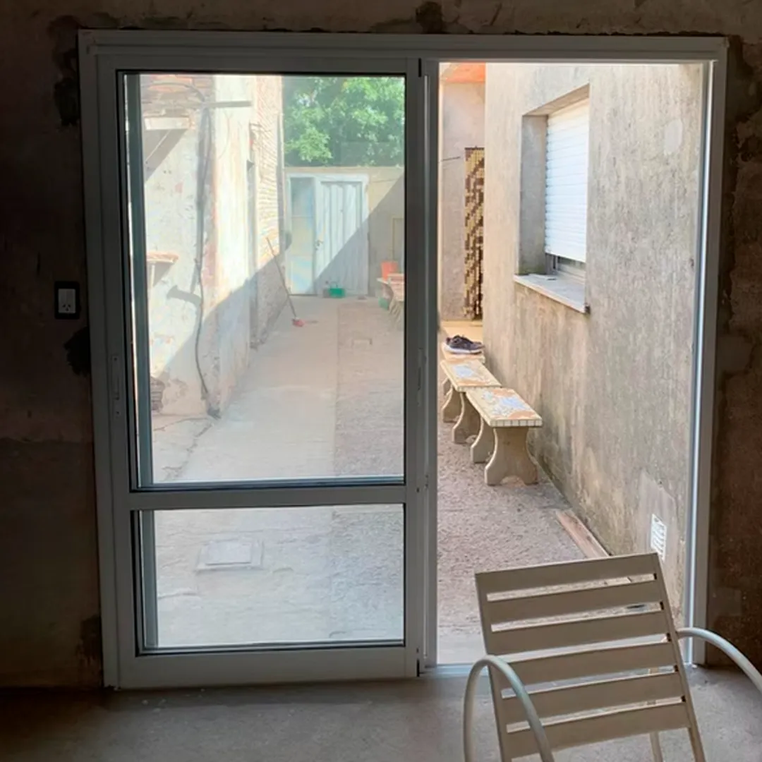 Puerta ventana corrediza con travesaño horizonal
