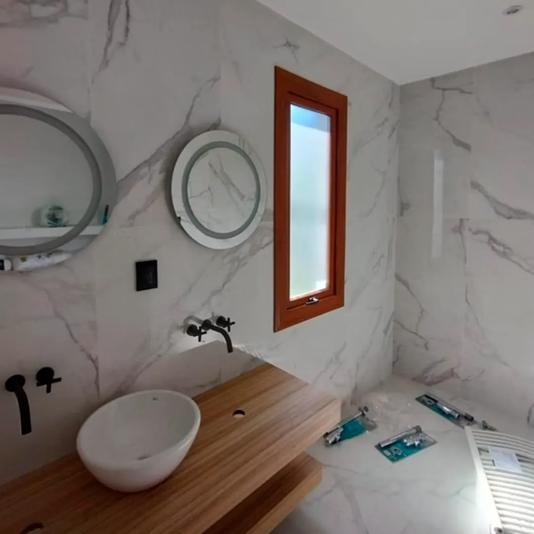 Ventiluz proyectante para baño símil madera
