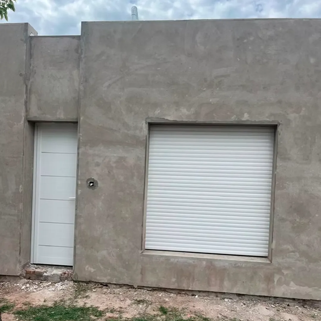 Puerta de diseño y ventana con persiana