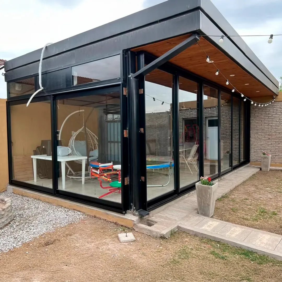 Elegante cerramiento exterior con puertas corredizas de piso a techo