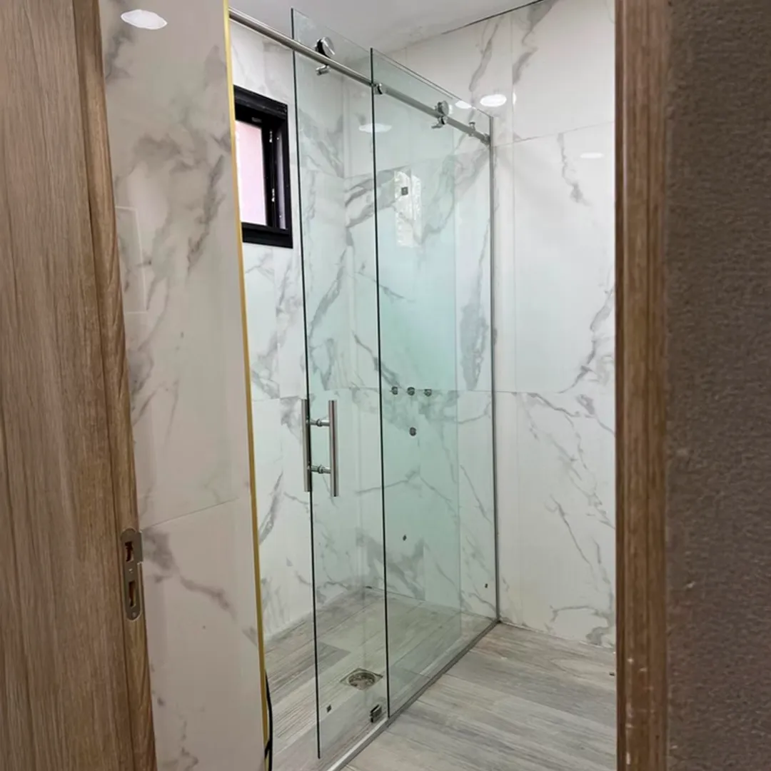 Moderna mampara de vidrio transparente con sistema corredizo frontal