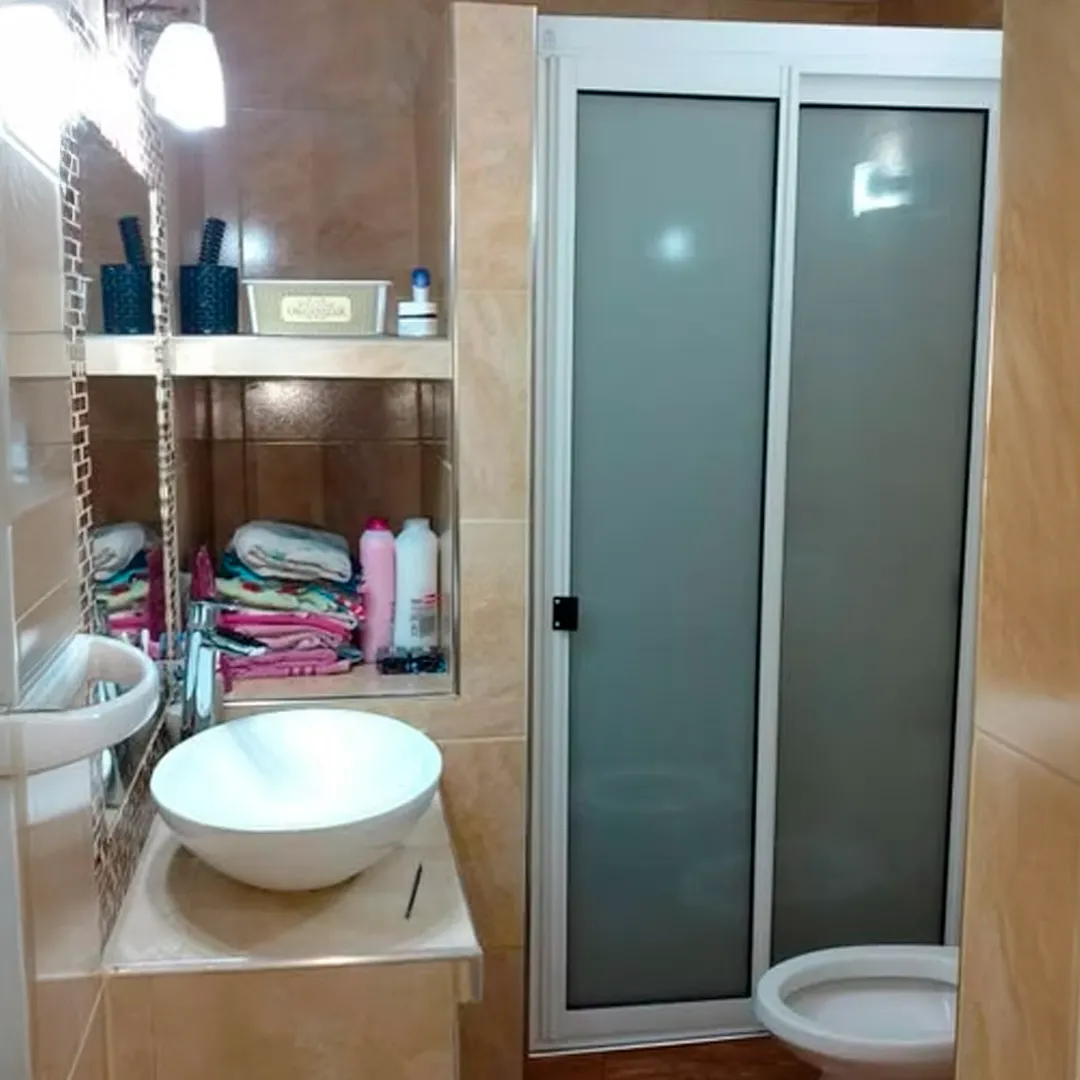 Práctica mampara para baño con vidrio esmerilado