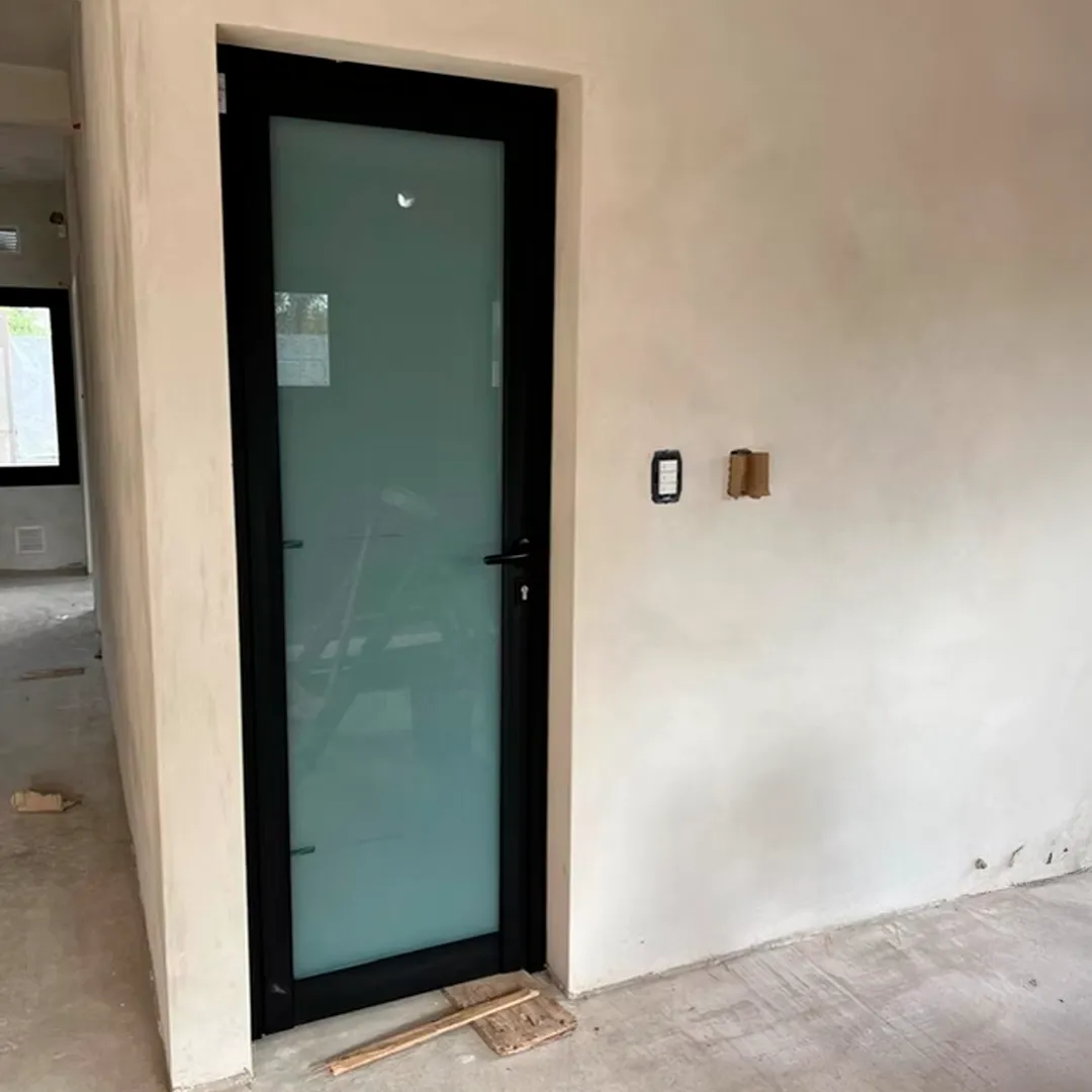 Elegante puerta con paño central de vidrio esmerilado