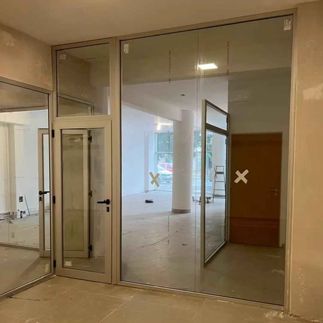 Divisor comercial con puerta para ambiente vidriado