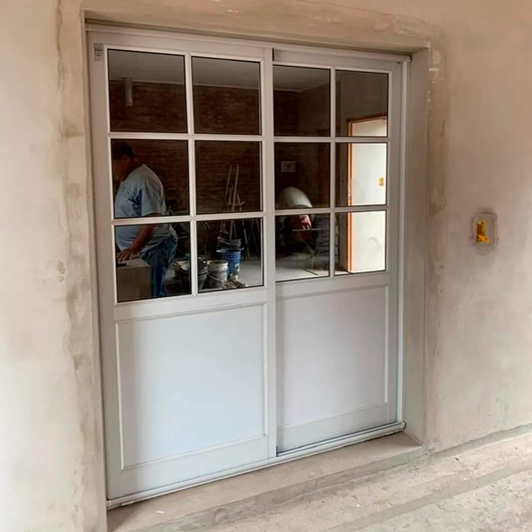 Elegante puerta doble con diseño de vidrio repartido