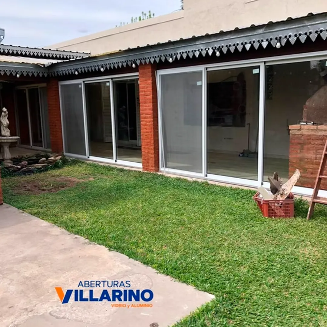 Amplias puertas corredizas en aluminio blanco 
