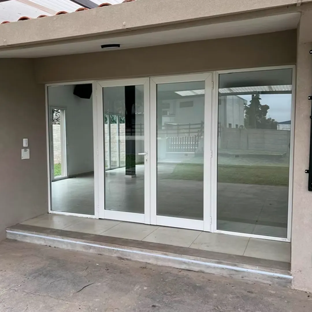 Conjunto integrado compuesto por puertas centrales batientes y paños fijos laterales