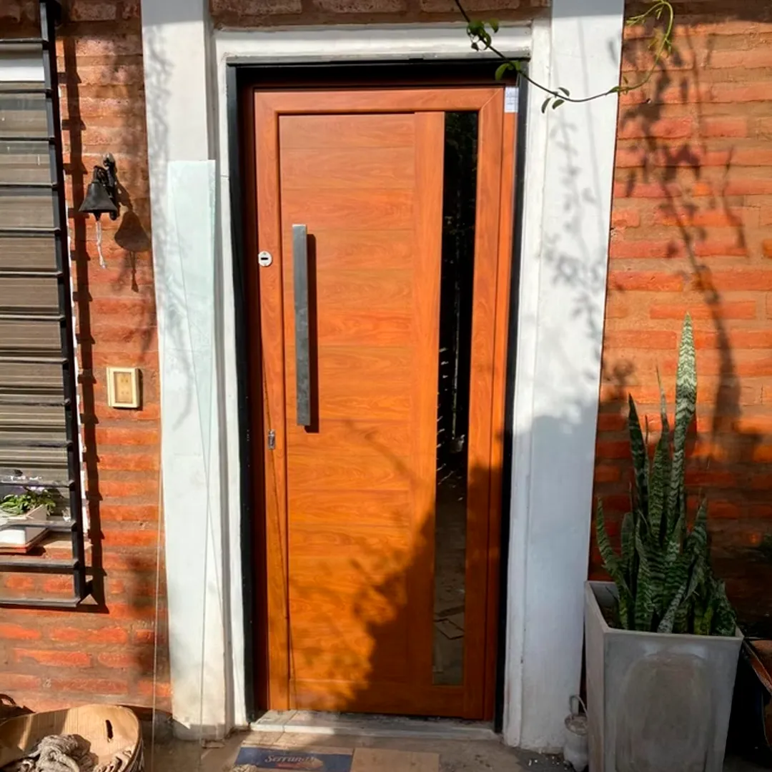 Puerta principal estilo madera con visor