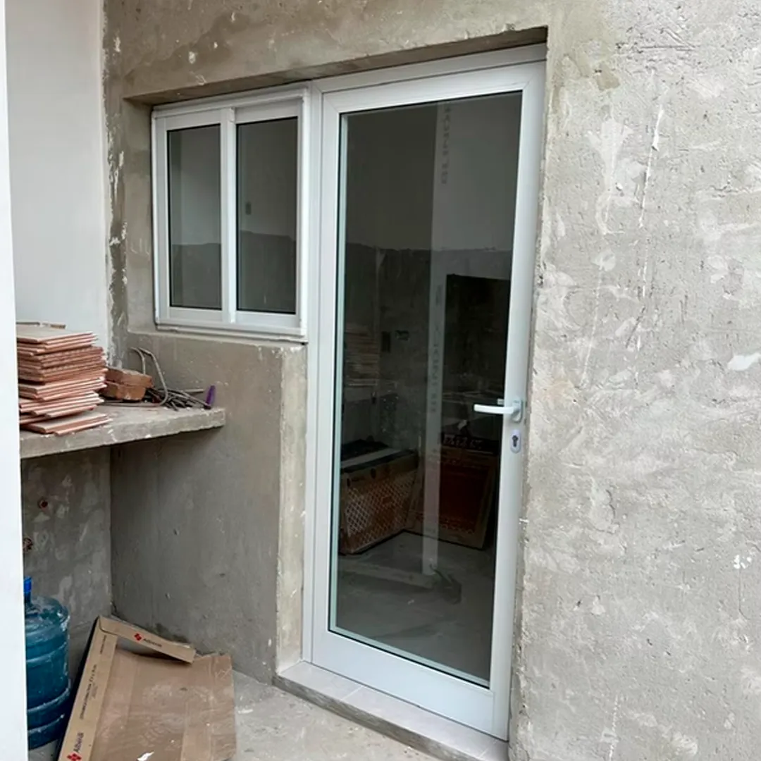 Conjunto de aluminio blanco compuesto por puerta vidriada y ventana