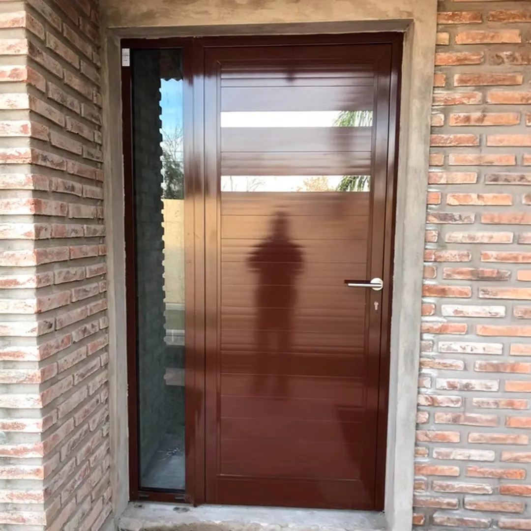 Elegante puerta de entrada marrón y paño fijo vidriado lateral