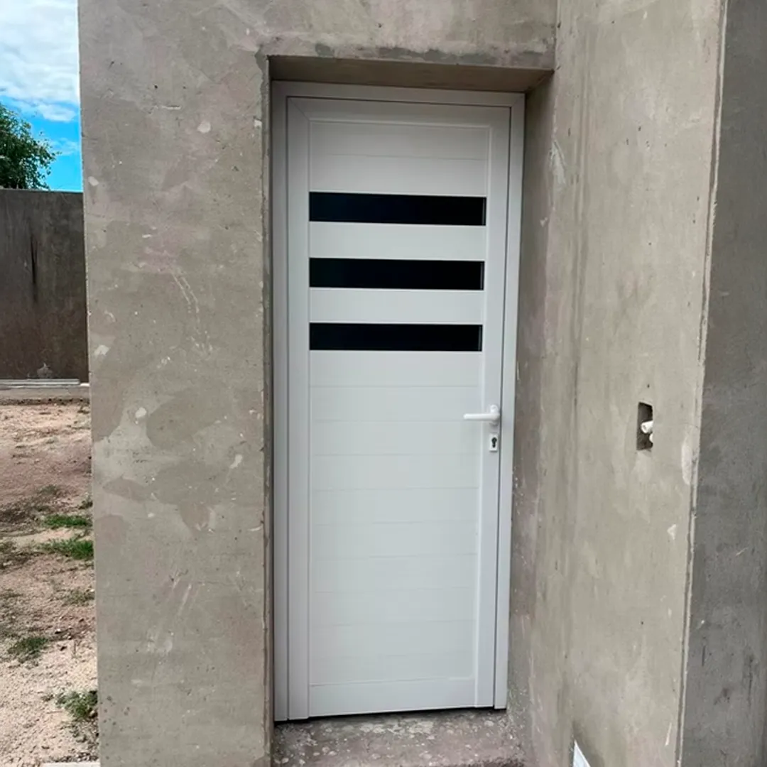 Puerta de aluminio blanco con diseño y franjas vidriadas