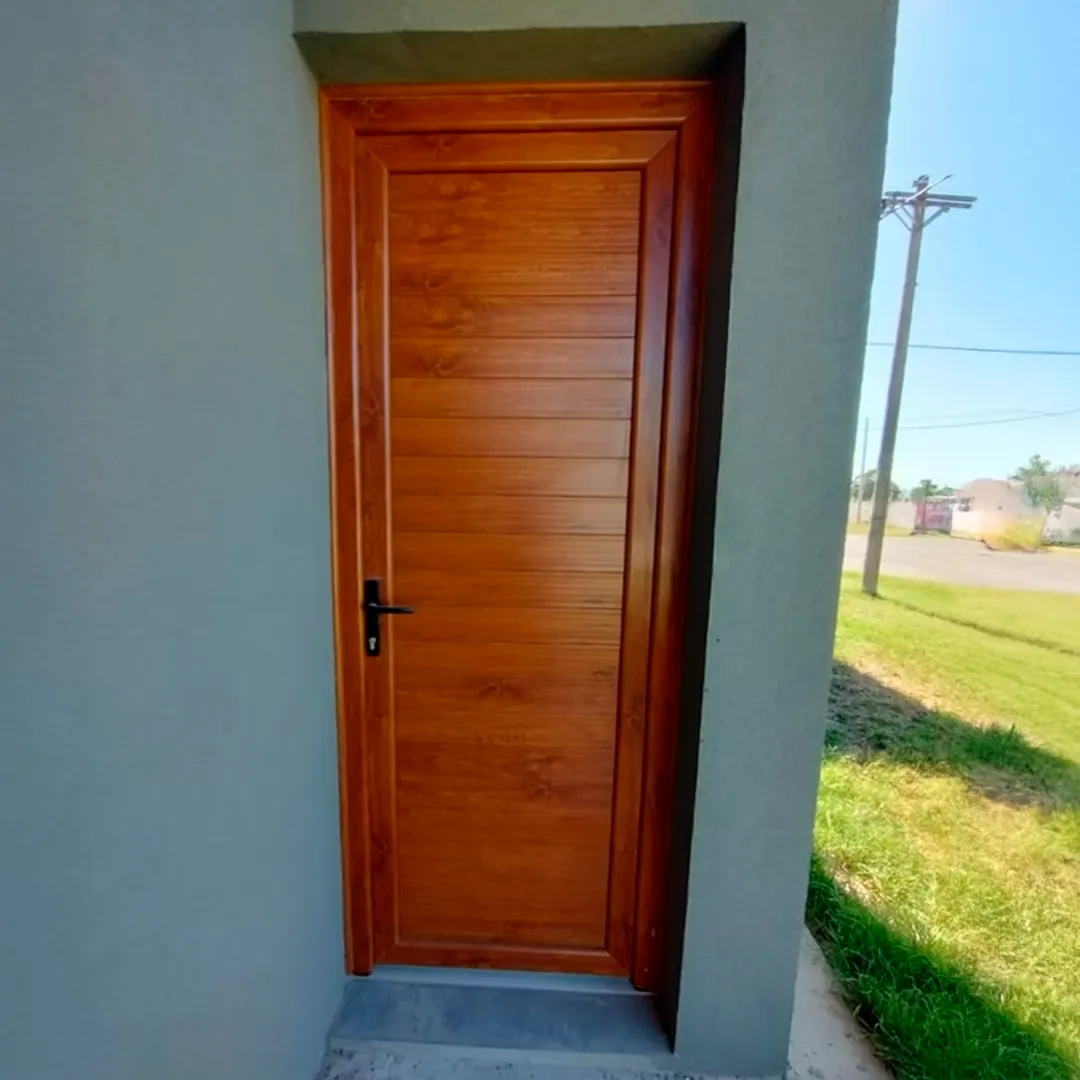 Puerta Exterior de Diseño con Acabado Simil Madera