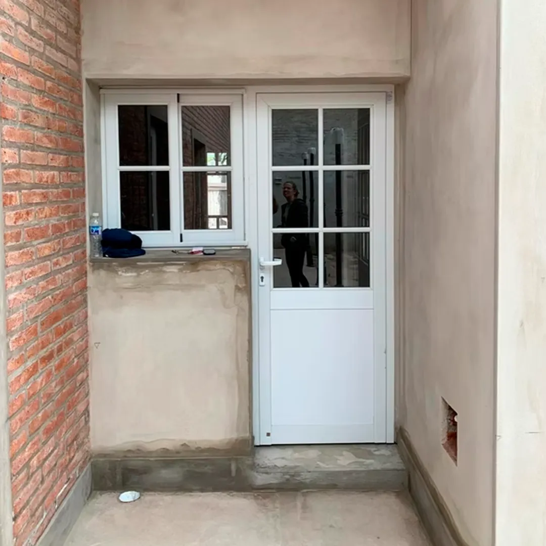 Conjunto de Puerta y Ventana Lateral de Diseño Cuadriculado Blanco