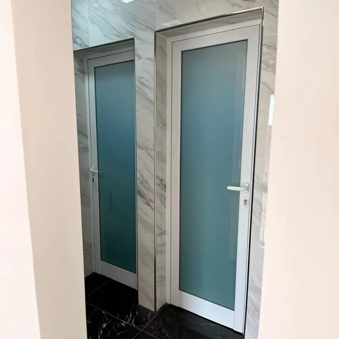 Puertas de Aluminio con Vidrio Esmerilado para Interiores Modernos
