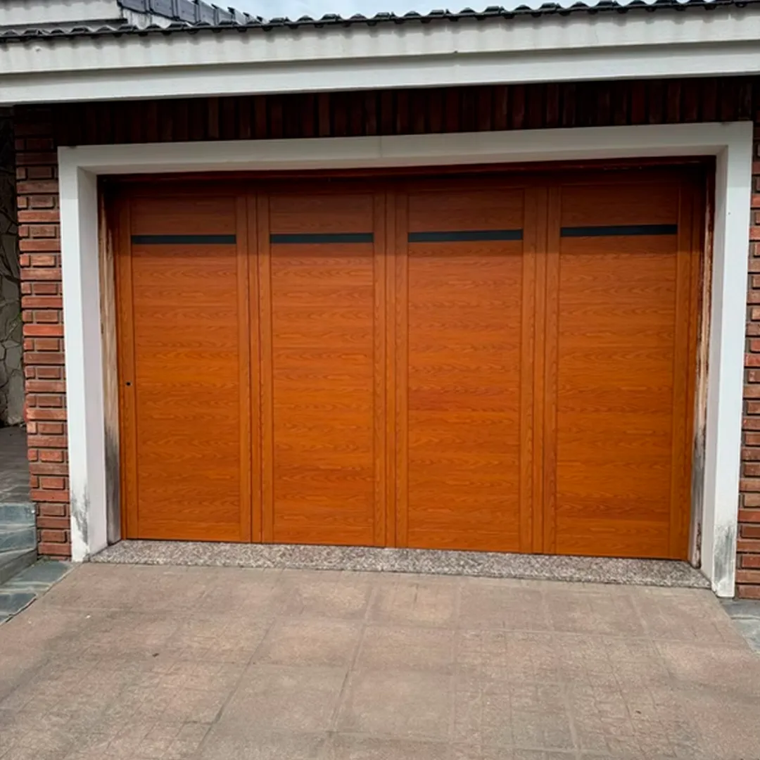 Puerta de Garaje Seccional con Acabado Tipo Madera y Detalles Modernos