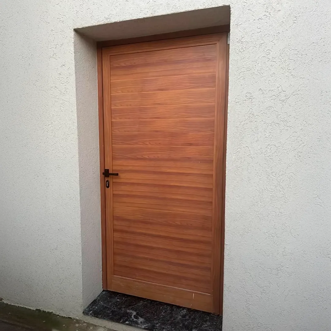 Puerta Exterior de Diseño con Acabado Efecto Madera