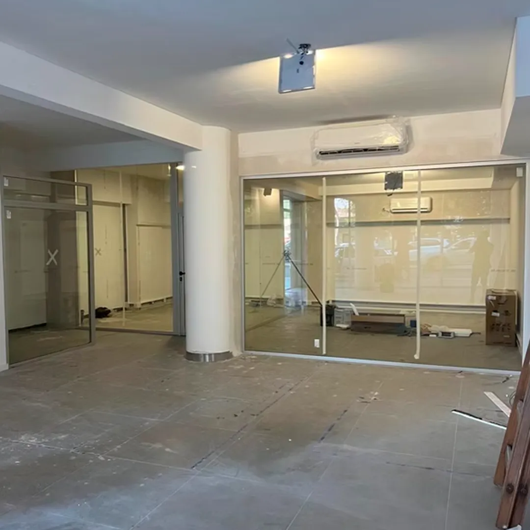 Divisorios de Vidrio y Aluminio para Espacio Comercial