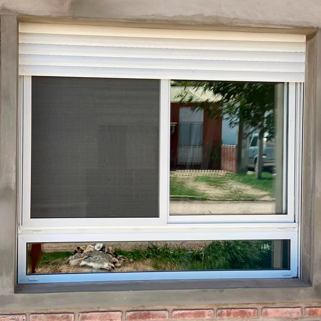 Ventana de PVC con vidrio inferior fijo, mosquiteros y persiana