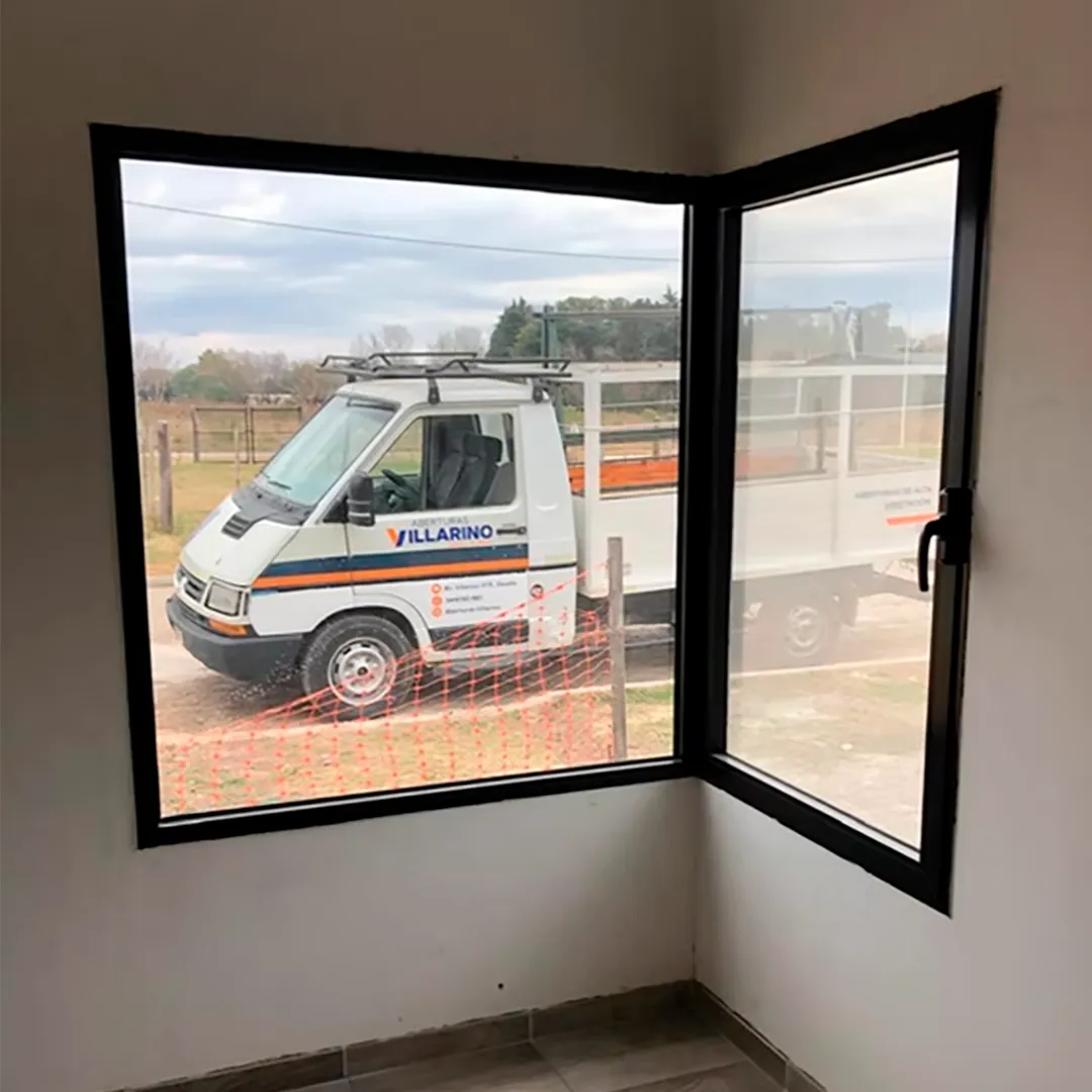 Ventana esquinera con hoja lateral batiente y panel fijo