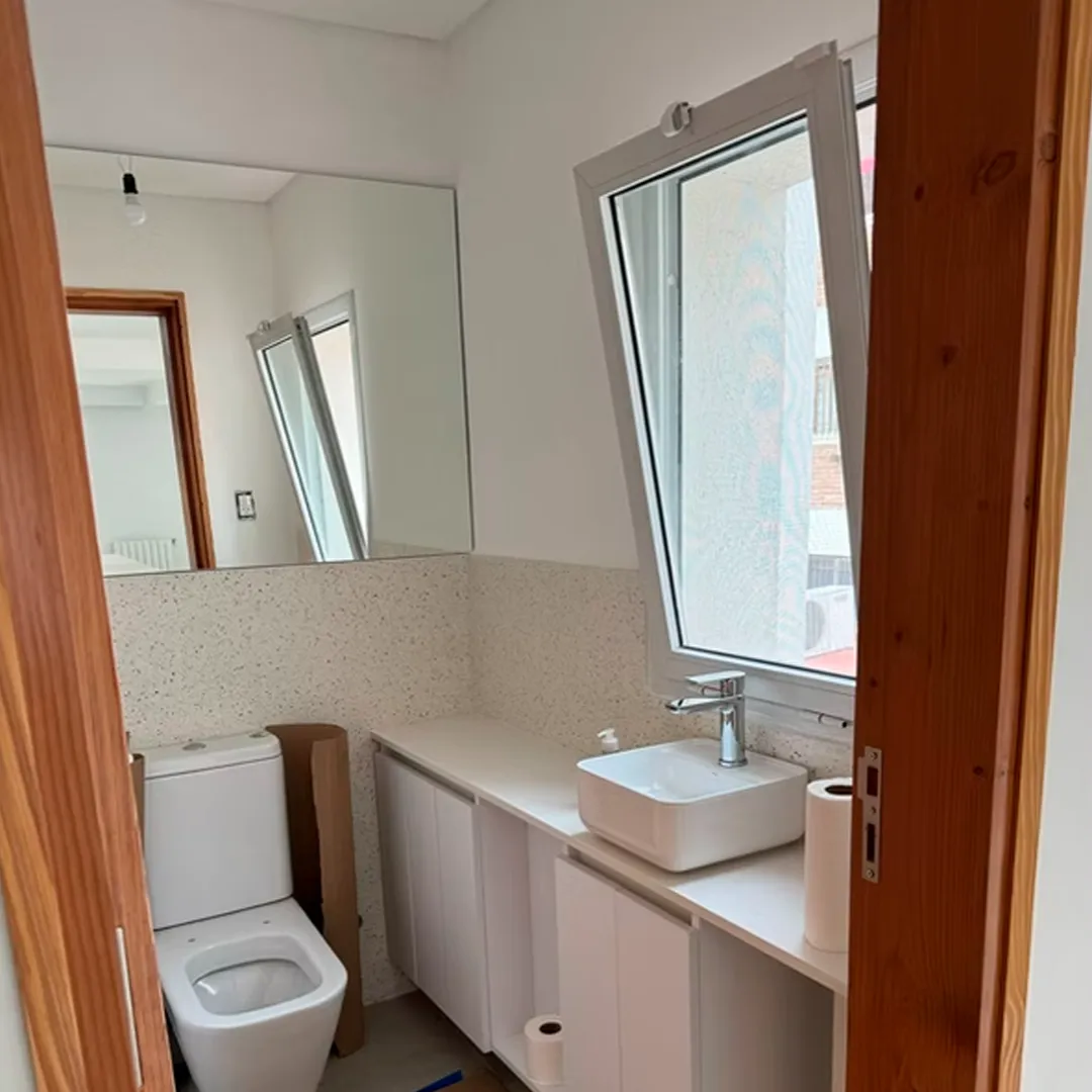 Amplia ventana de PVC para baño con apertura superior