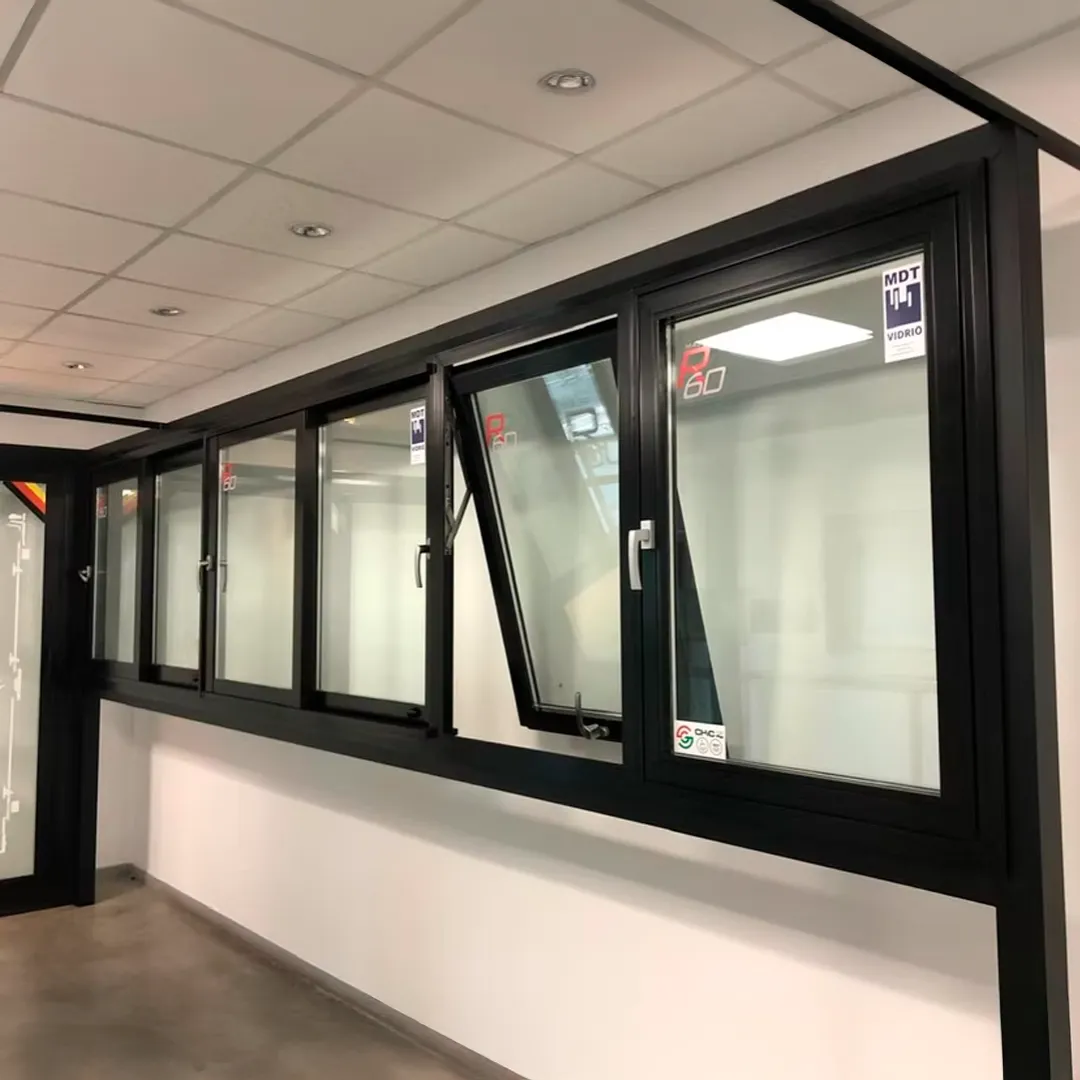 Conjunto de ventanas oscilobatientes negras